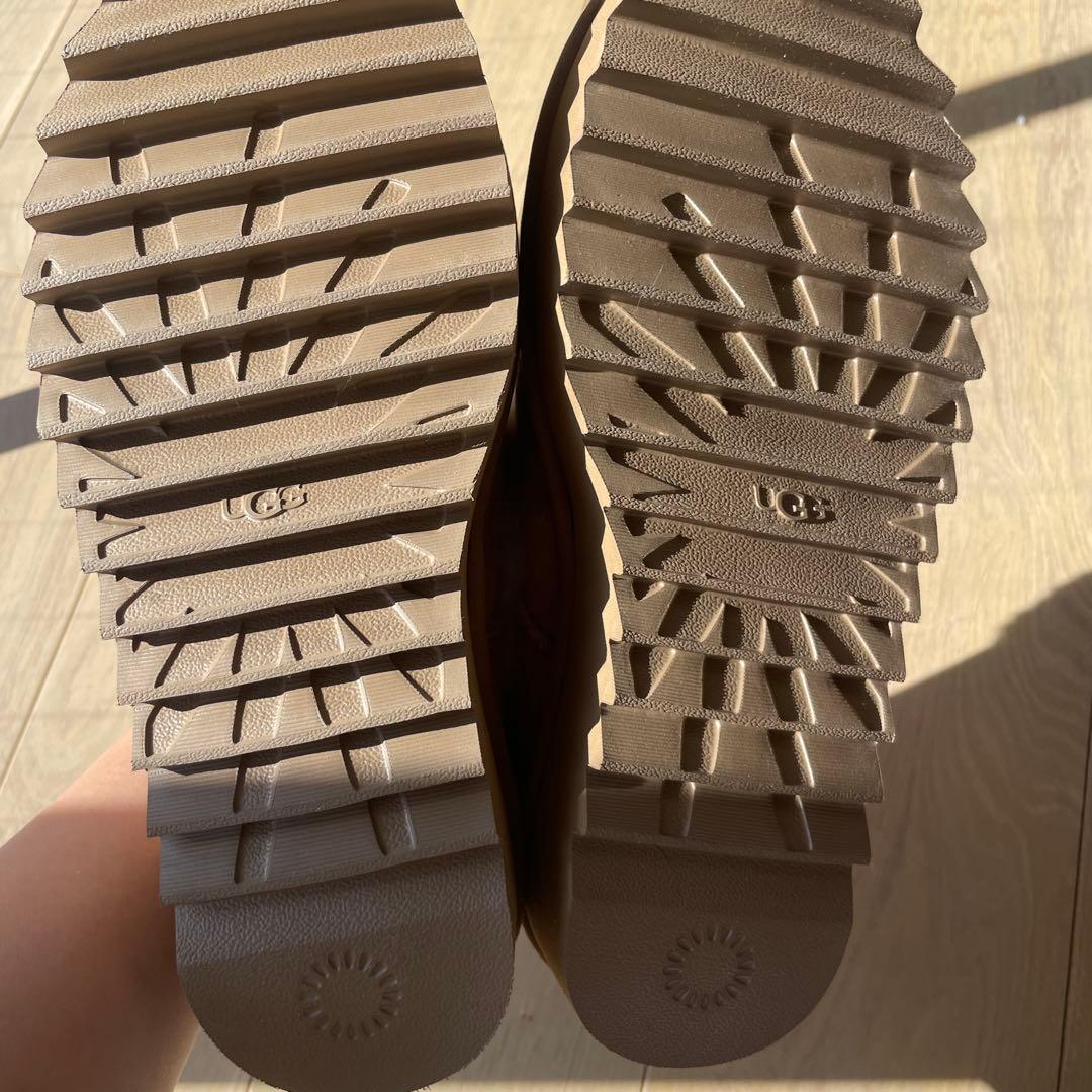 UGG WI-NITA PLATFORM ベージュ ボア付きムートンブーツ