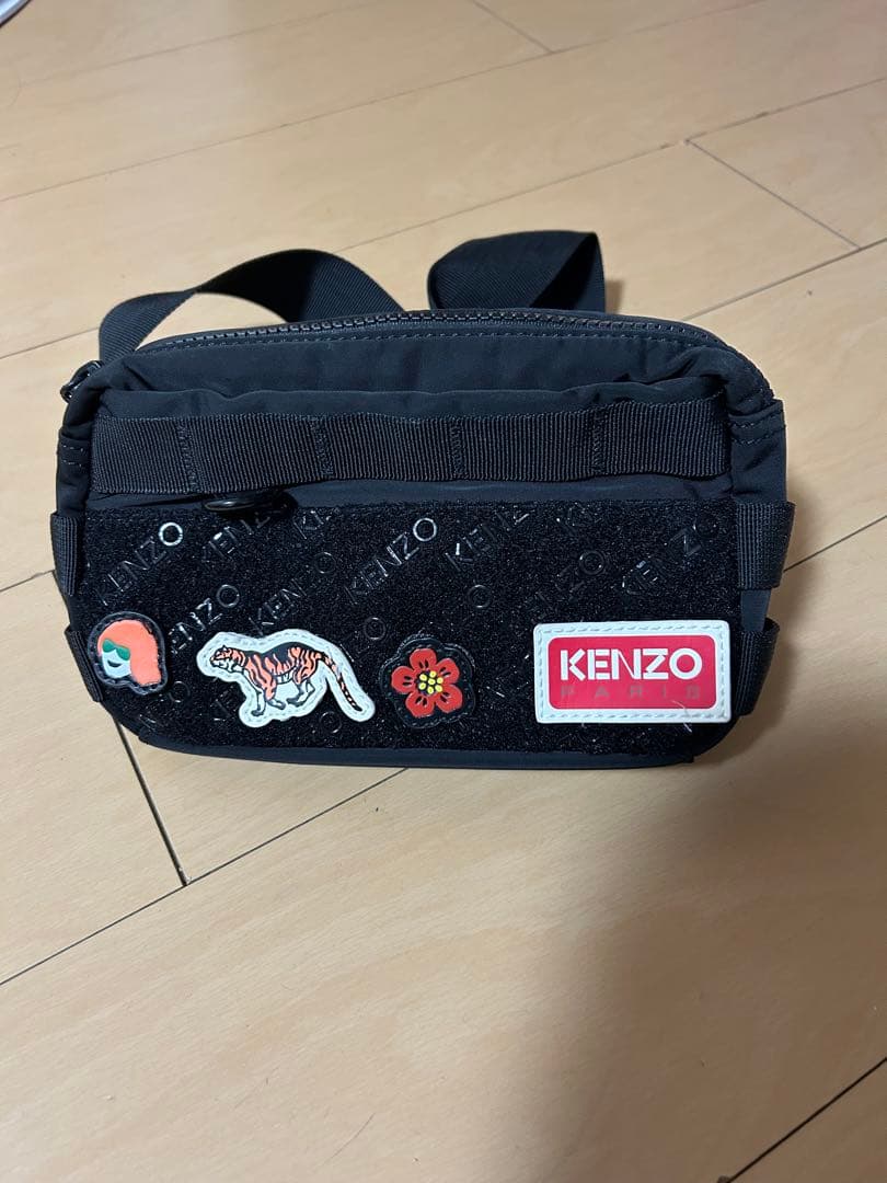 KENZO ブラック ボディバッグ パッチ付き