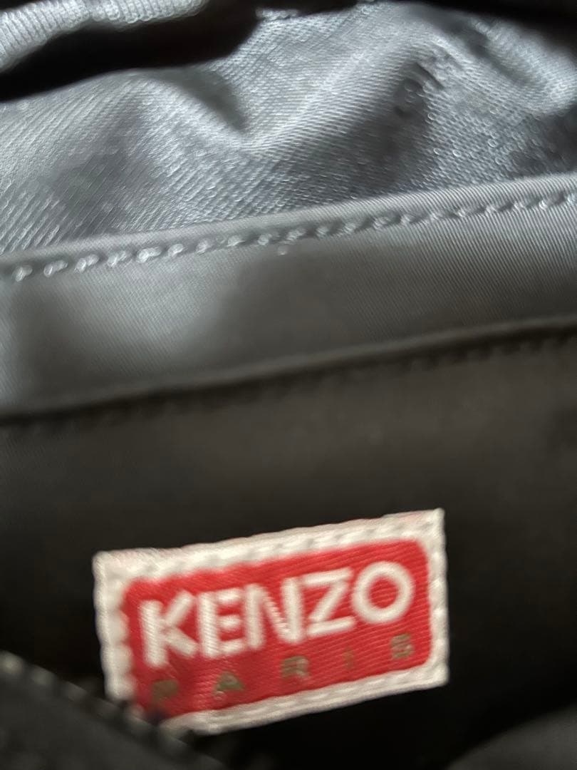 KENZO ブラック ボディバッグ パッチ付き