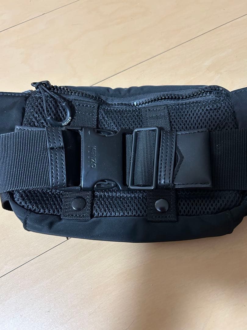 KENZO ブラック ボディバッグ パッチ付き