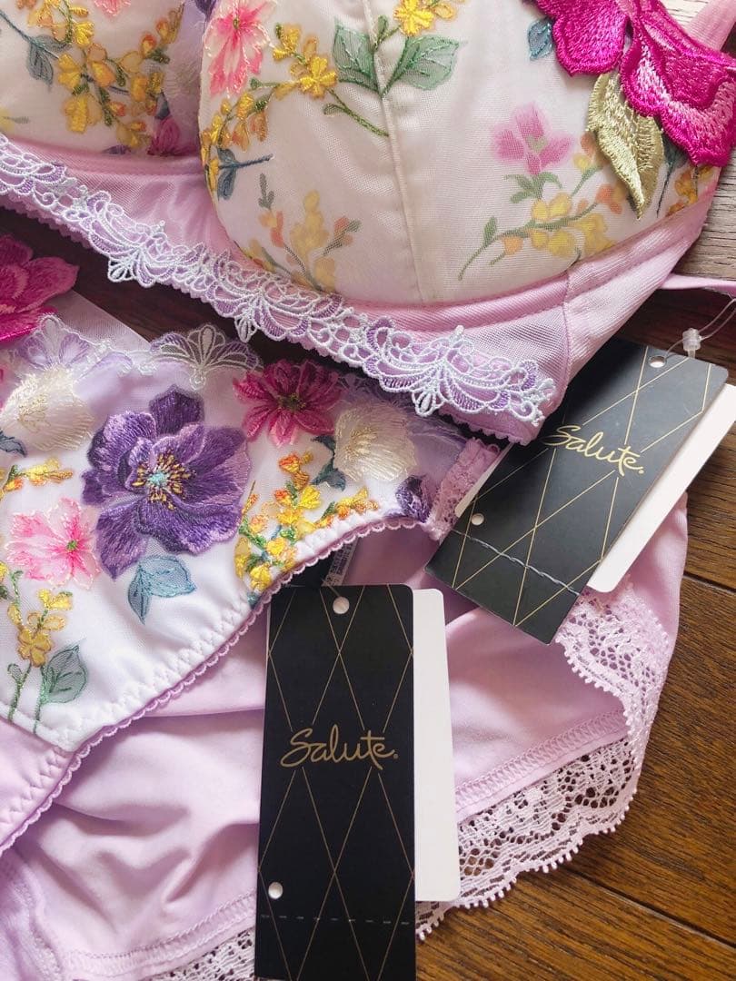 【サルート】♡希少H65 プッシュアップブラ　ショーツセット93Gニューヨーク