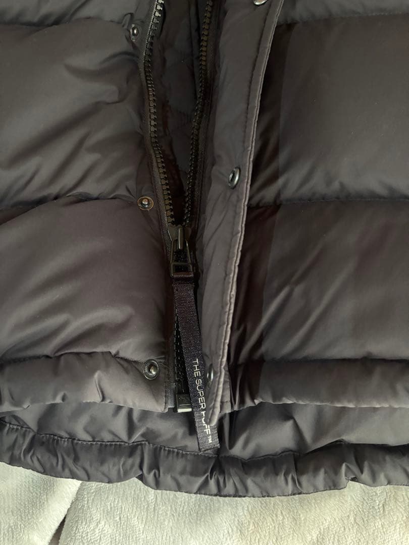 ダウンジャケット　とスニーカー