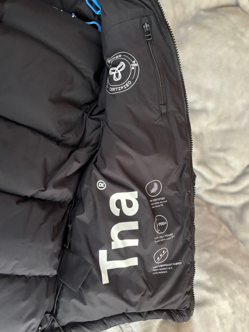 ダウンジャケット　とスニーカー