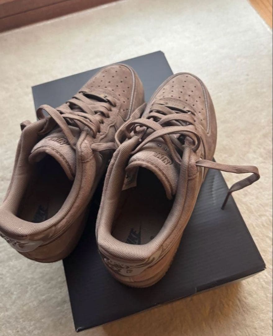 ダウンジャケット　とスニーカー