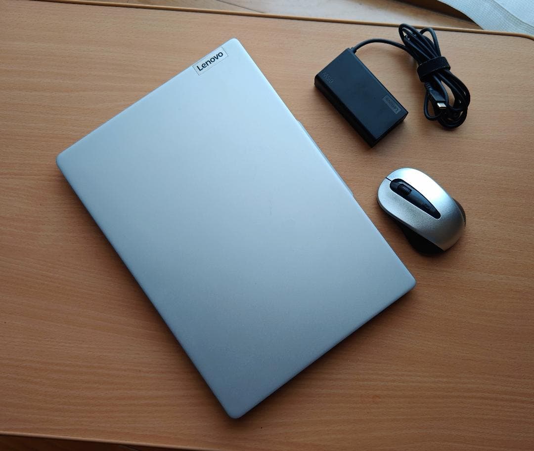 Lenovoスリムな ノートパソコン 2024年製