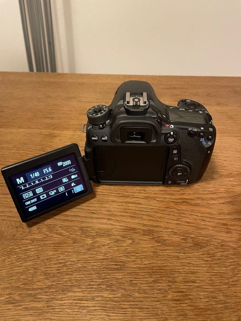 Canon EOS 70D デジタル一眼レフカメラ 本体と付属品