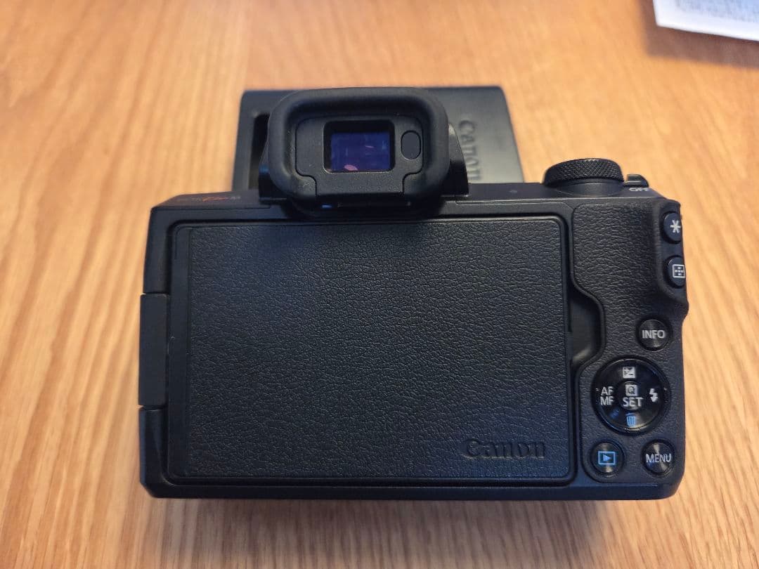 Canon EOS Kiss M　ダブルズームキット＋トライポッドグリップ