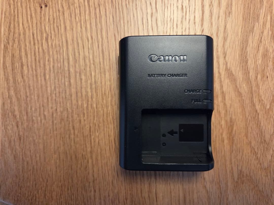 Canon EOS Kiss M　ダブルズームキット＋トライポッドグリップ