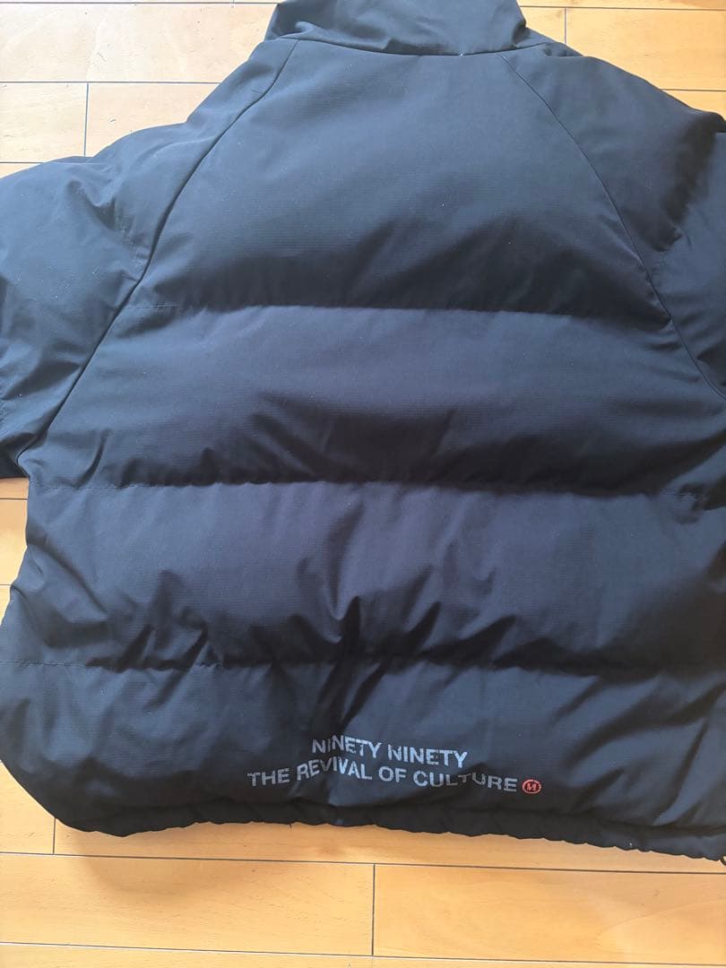 黒 ダウンジャケット ロゴ刺繍付き