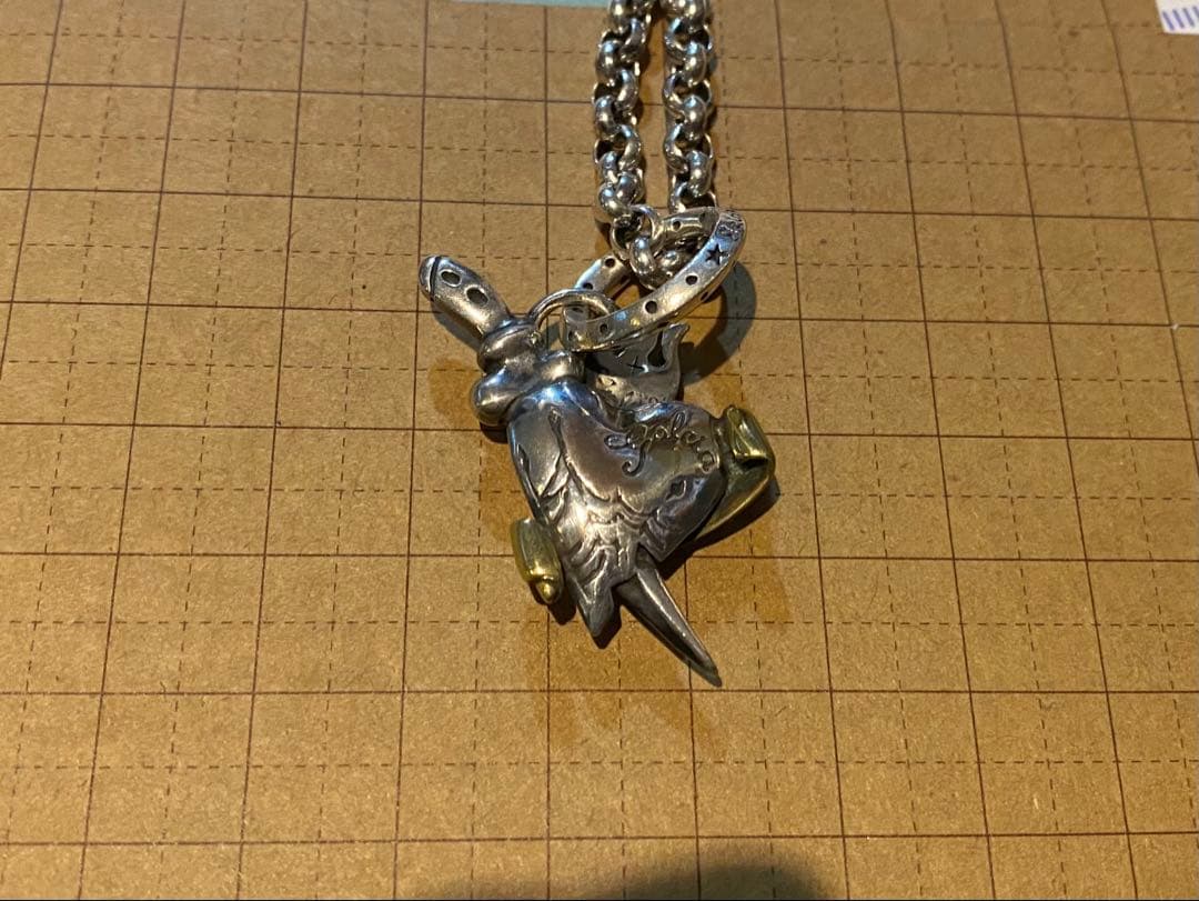 galcia ガルシア ハートにナイフのペンダントトップ