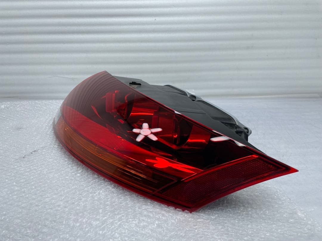 良品 @アウディ TT 8J 純正 右テールランプ 8J0945096C|か24