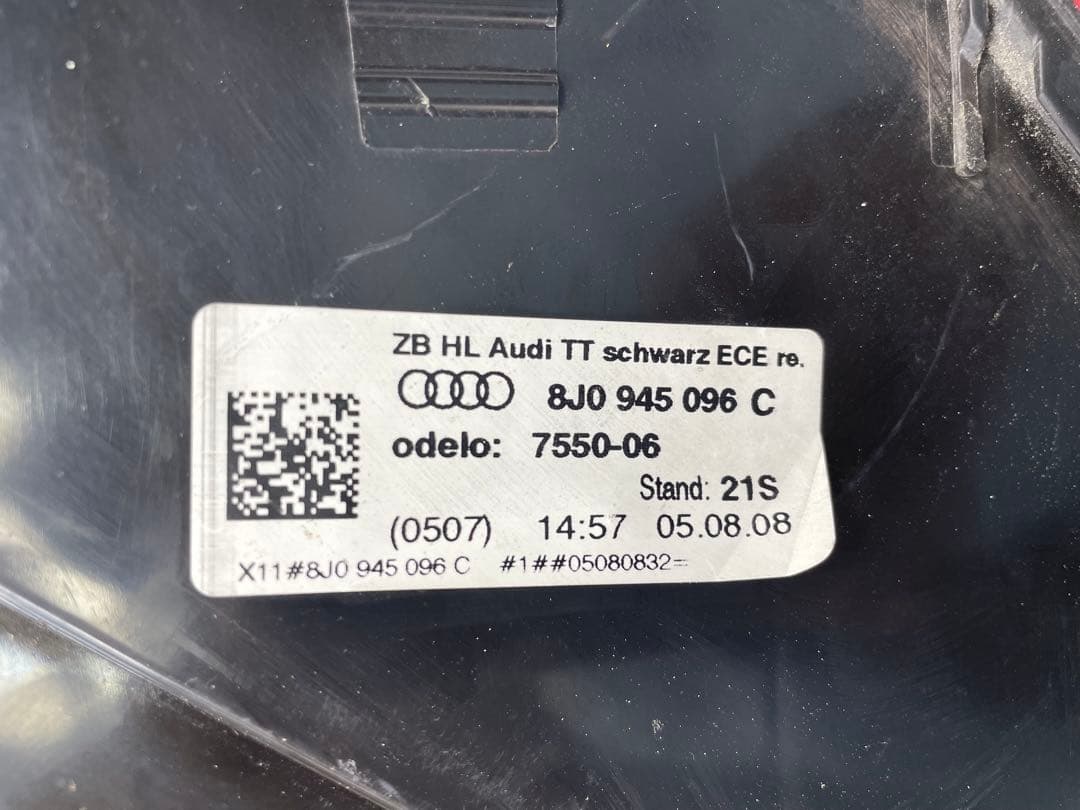 良品 @アウディ TT 8J 純正 右テールランプ 8J0945096C|か24