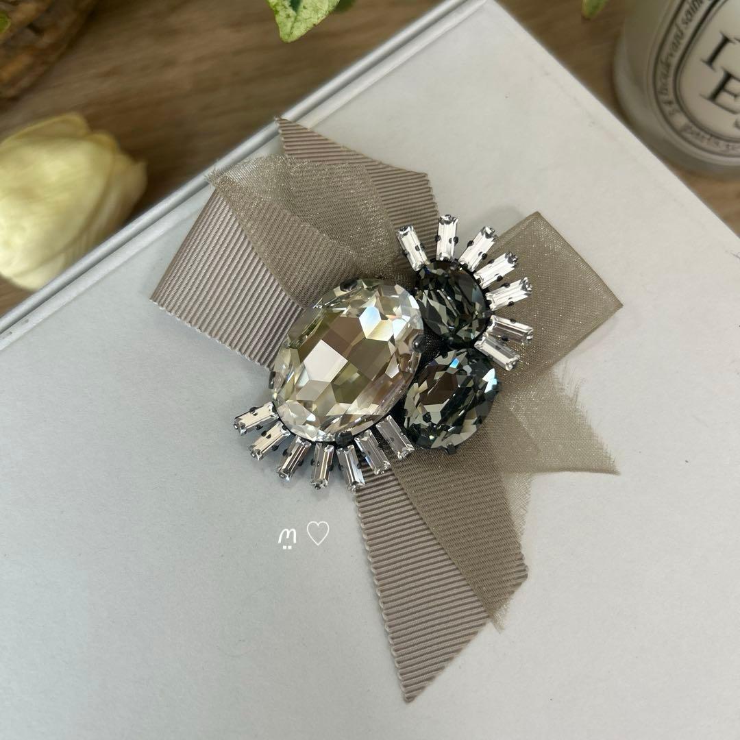 FOXEYフォクシー　ビジューリボンブローチコサージュ　スワロフスキークリスタル