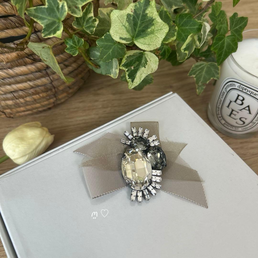 FOXEYフォクシー　ビジューリボンブローチコサージュ　スワロフスキークリスタル