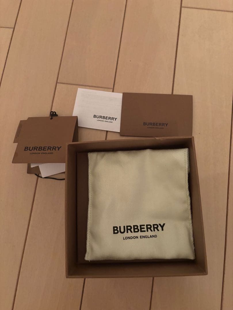 BURBERRY LOVE ヘアピン ゴールド　ヘアアクセ　バーバリー