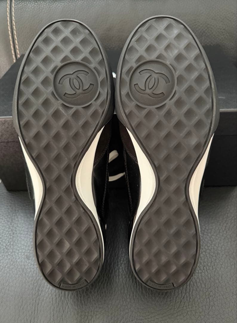 シャネルスニーカー　サイズ４２　　　　　　　　　国内正規店購入レシート付き