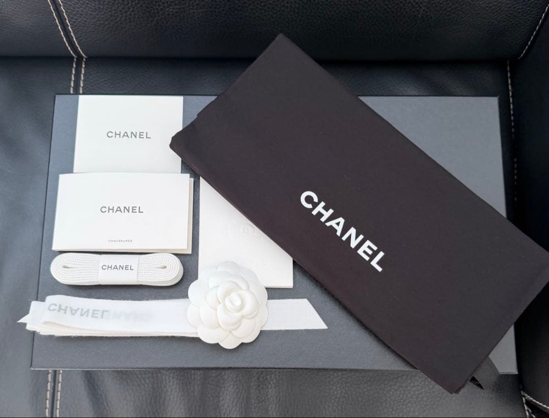 シャネルスニーカー　サイズ４２　　　　　　　　　国内正規店購入レシート付き