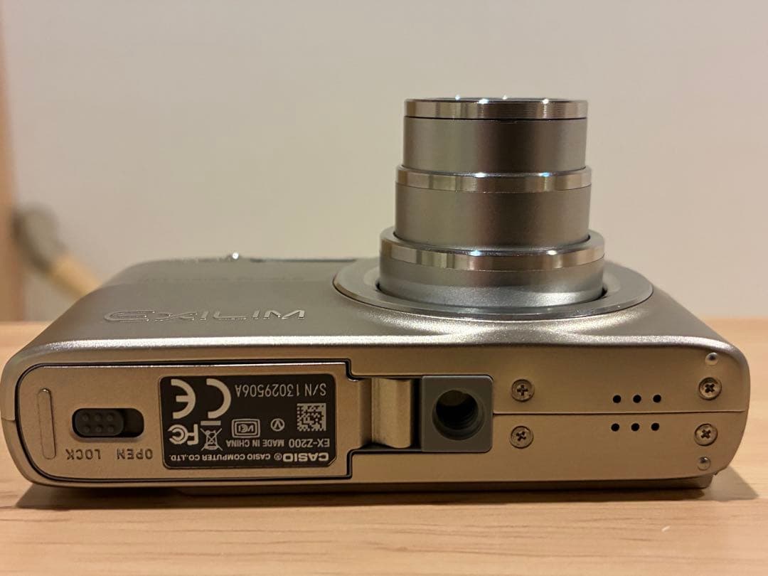 【極美品/訳あり】CASIO EXILIM EX-Z200 シルバー 充電器付き