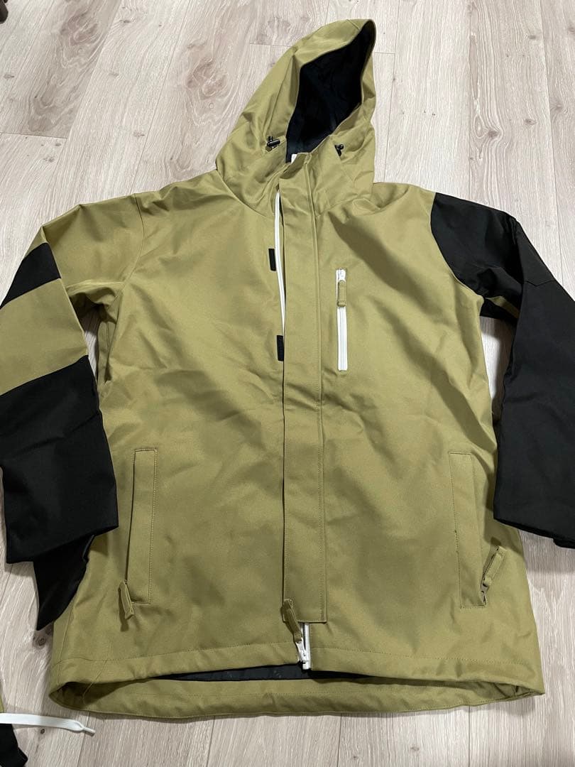 週末値下げ！カーキ/ブラック スノーボードウェア