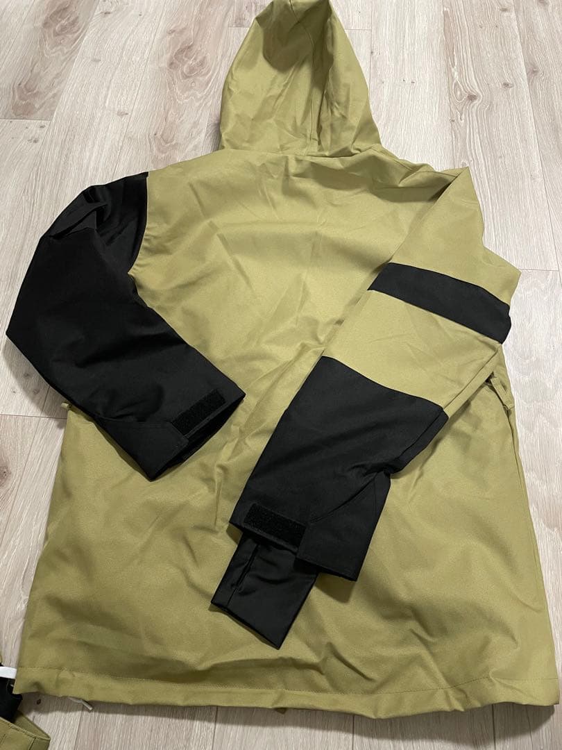 週末値下げ！カーキ/ブラック スノーボードウェア