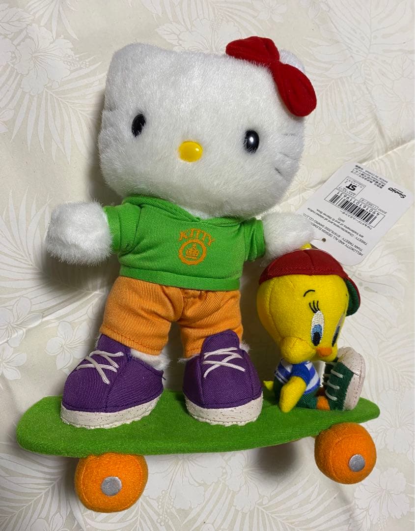 サンリオ　ハローキティ&トゥイーティー　コラボ　ぬいぐるみ　スケボー