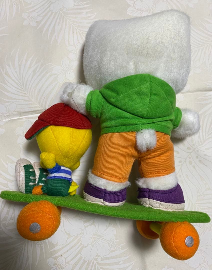 サンリオ　ハローキティ&トゥイーティー　コラボ　ぬいぐるみ　スケボー