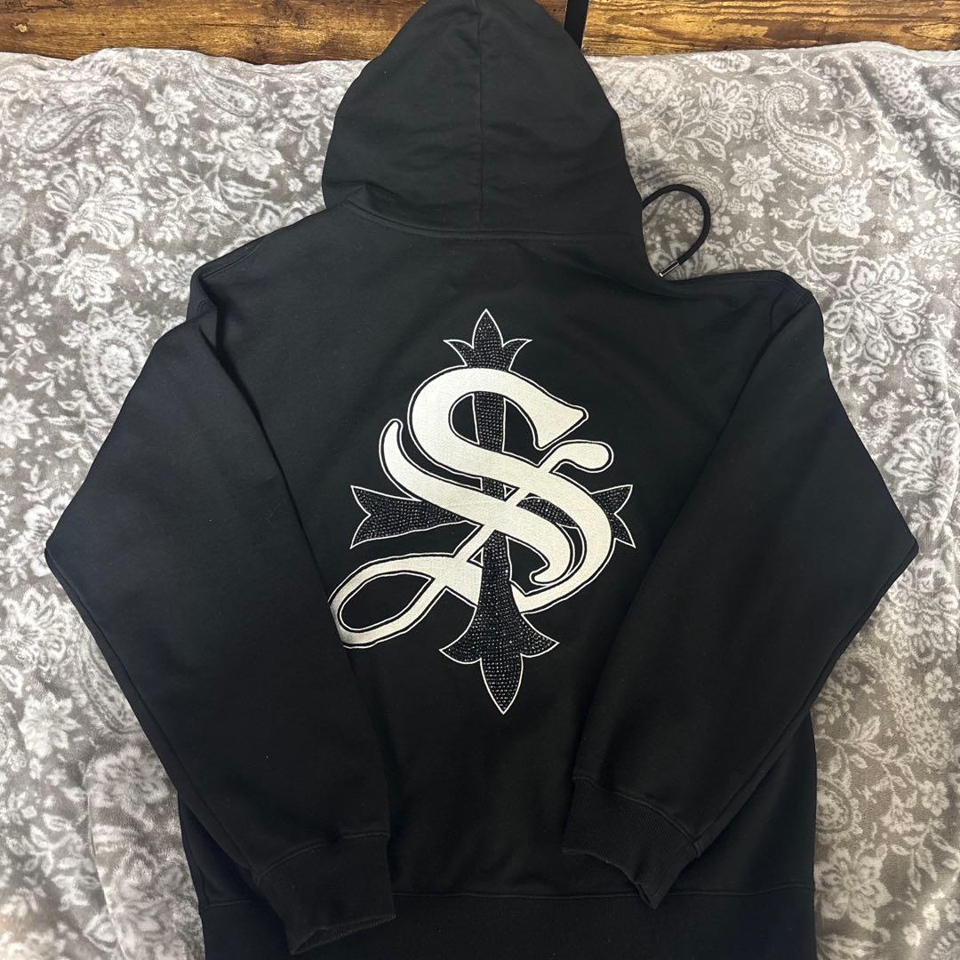 ブラック ジップアップパーカー ロゴ刺繍