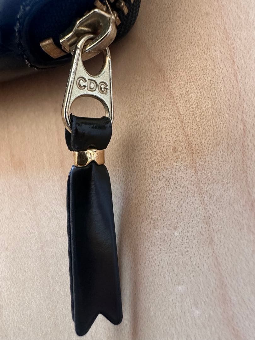 【極美品】Wallet COMME des GARCONSドットエンボス二つ折り