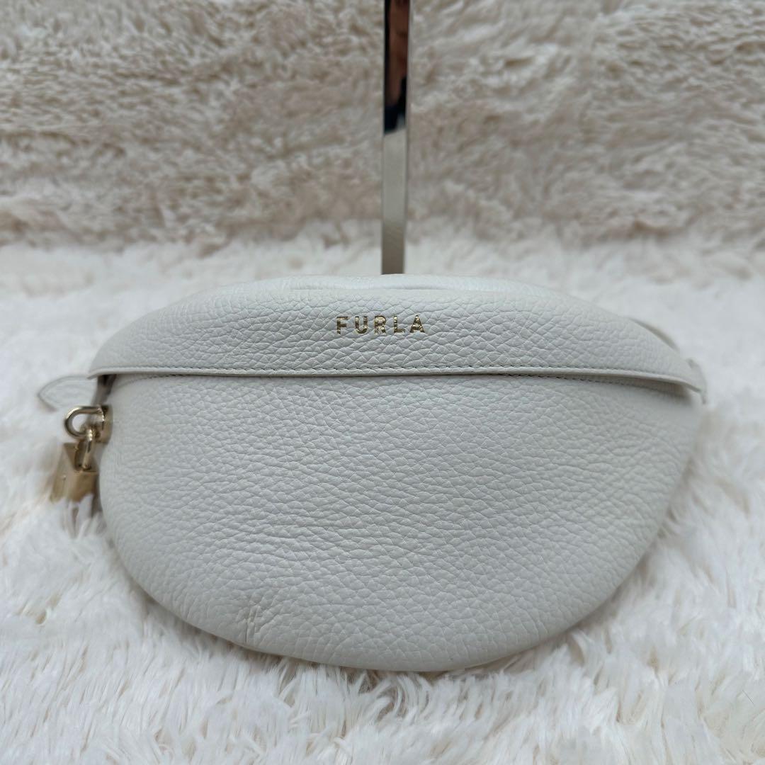 ✨極美品✨フルラ　ウエストポーチ　ボディーバッグ　オールレザー　白　男女兼用