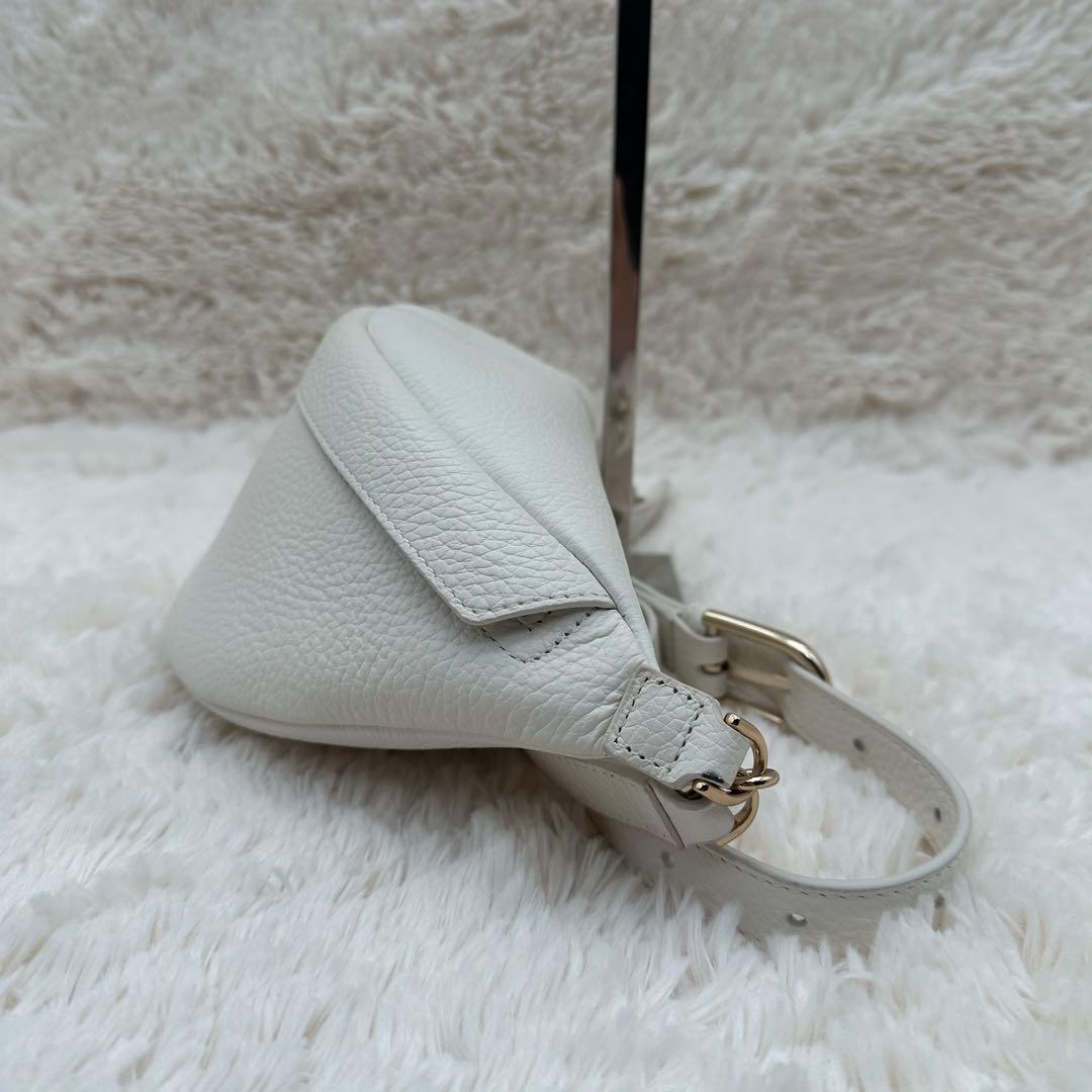 ✨極美品✨フルラ　ウエストポーチ　ボディーバッグ　オールレザー　白　男女兼用