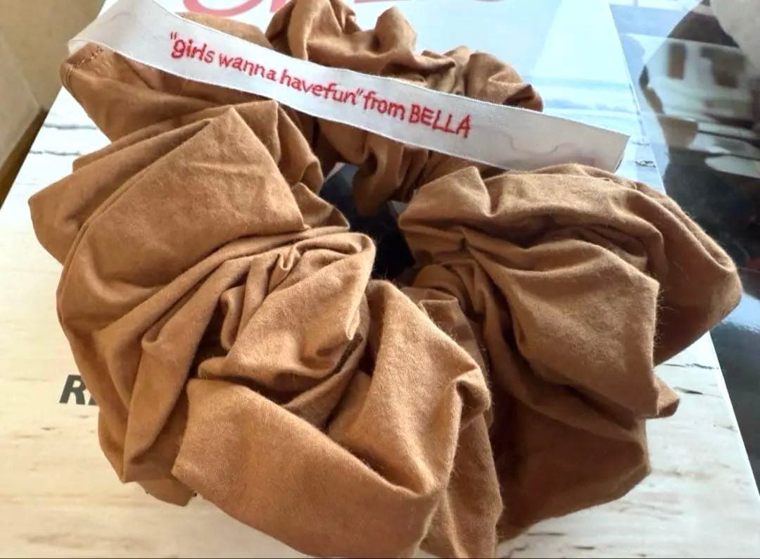 BELLA Big シュシュ キャメル 新品未開封 ヘアゴム　ヘアアクセサリー