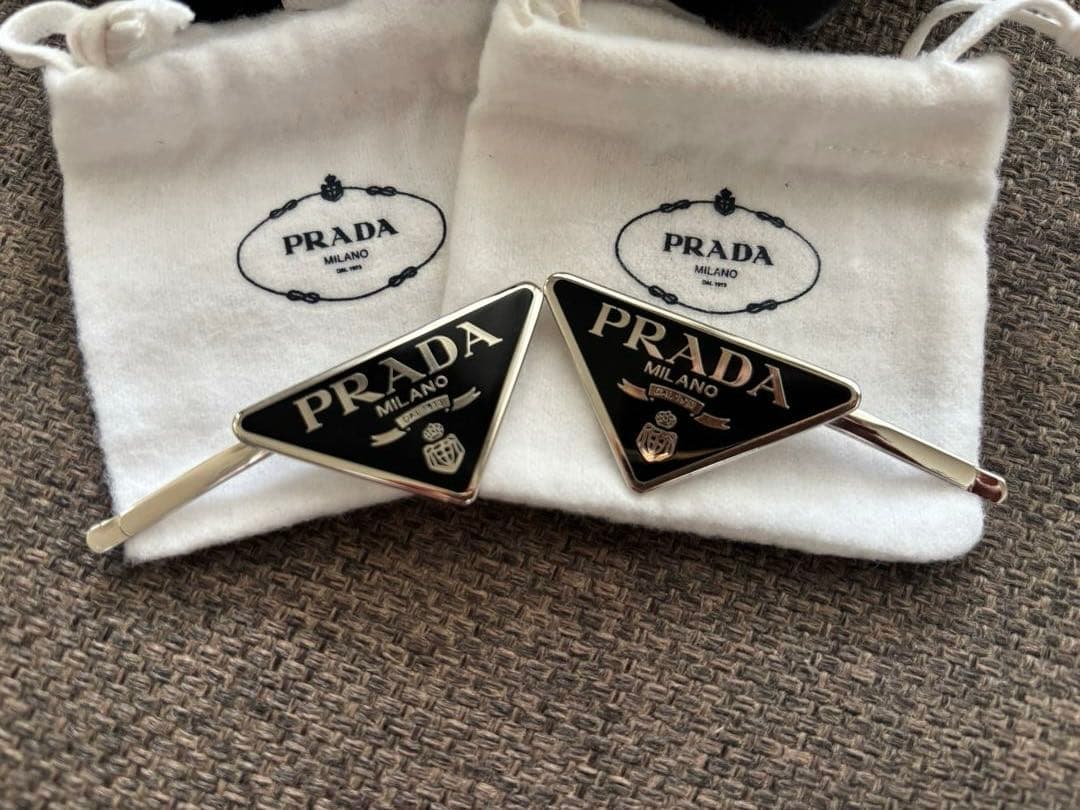 美品♡PRADAプラダ　メタルヘアピン ブラック