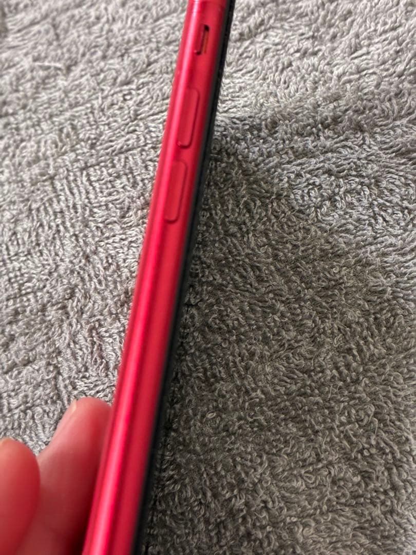 Apple iPhone SE (第2世代) 赤 ケース付き