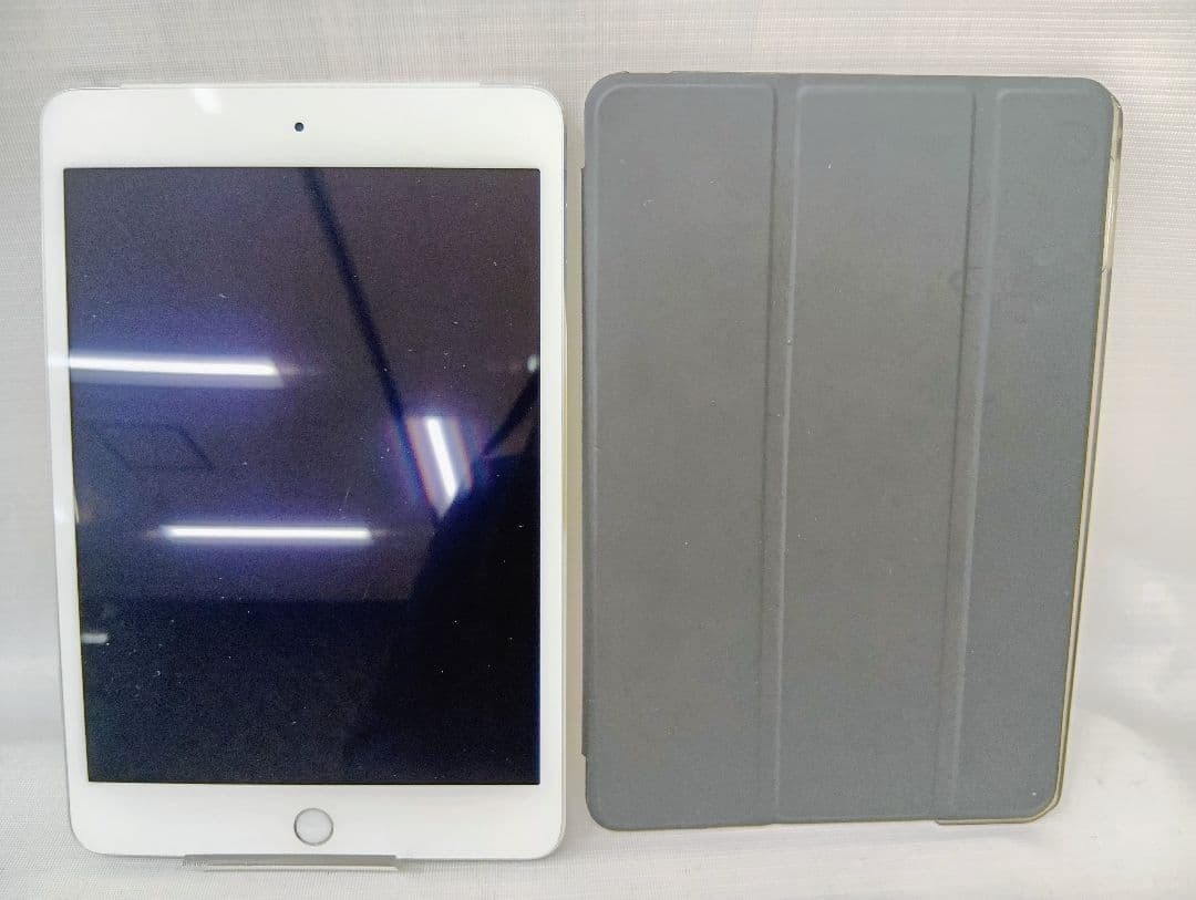 iPad mini4 579C-A1550　シルバーカラー/シリコンカバー付き