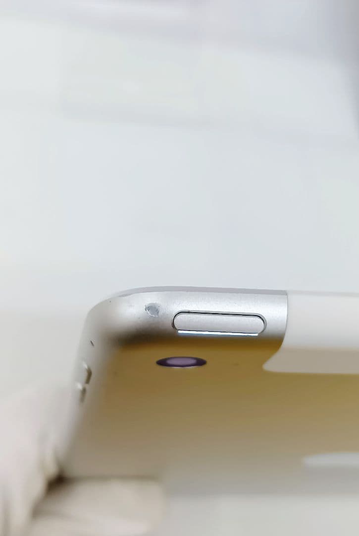 iPad mini4 579C-A1550　シルバーカラー/シリコンカバー付き