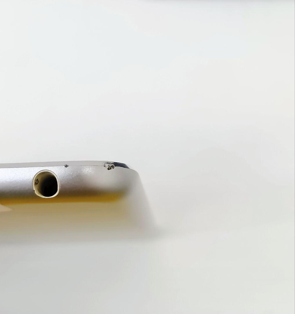 iPad mini4 579C-A1550　シルバーカラー/シリコンカバー付き