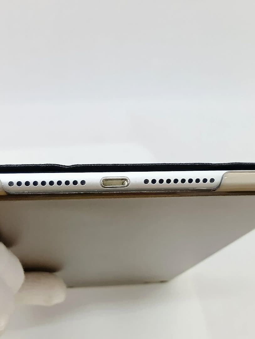 iPad mini4 579C-A1550　シルバーカラー/シリコンカバー付き