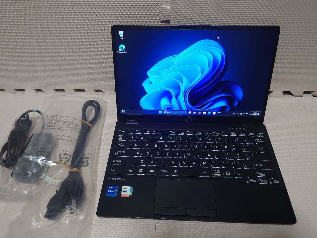 富士通Lifebook/i7-1165G7/16・512G/700g超軽量ノート
