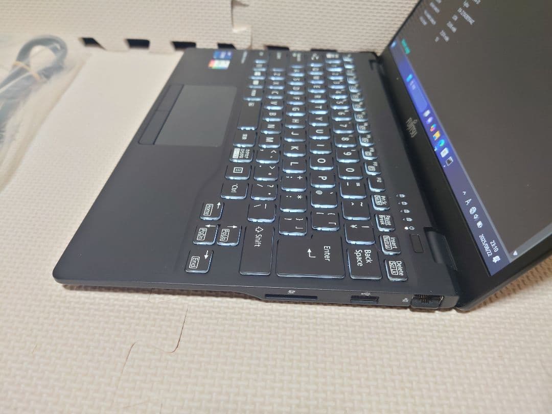 富士通Lifebook/i7-1165G7/16・512G/700g超軽量ノート