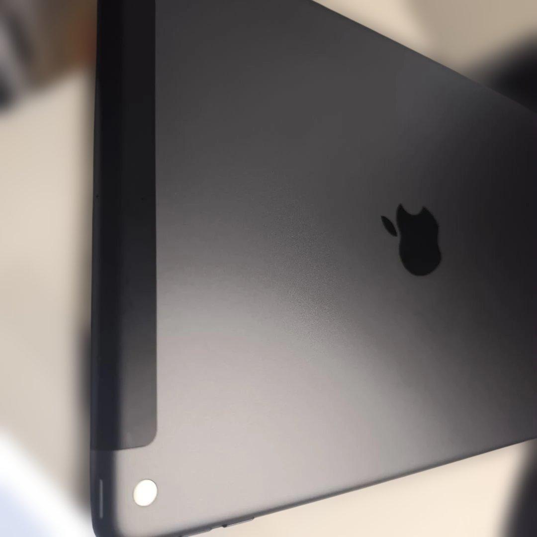 d*n様 iPad 第8世代 32GB セルラーモデル 32GBスペースグレイ