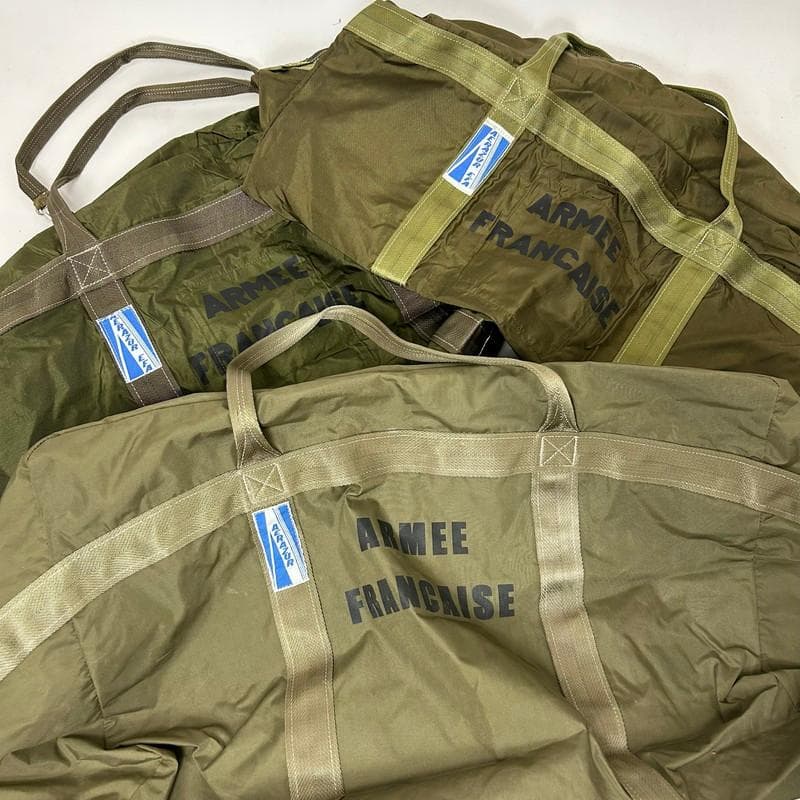 ま*さ様 【希少】フランス軍 AERAZUR パラシュートバッグ 65L 金属製