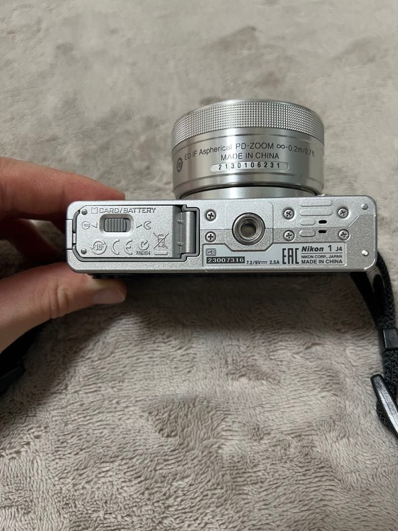 Nikon ミラーレス一眼 Nikon1 J4 シルバー　レンズ付き