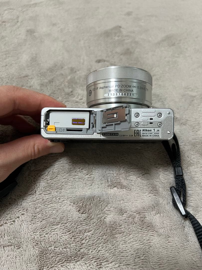 Nikon ミラーレス一眼 Nikon1 J4 シルバー　レンズ付き