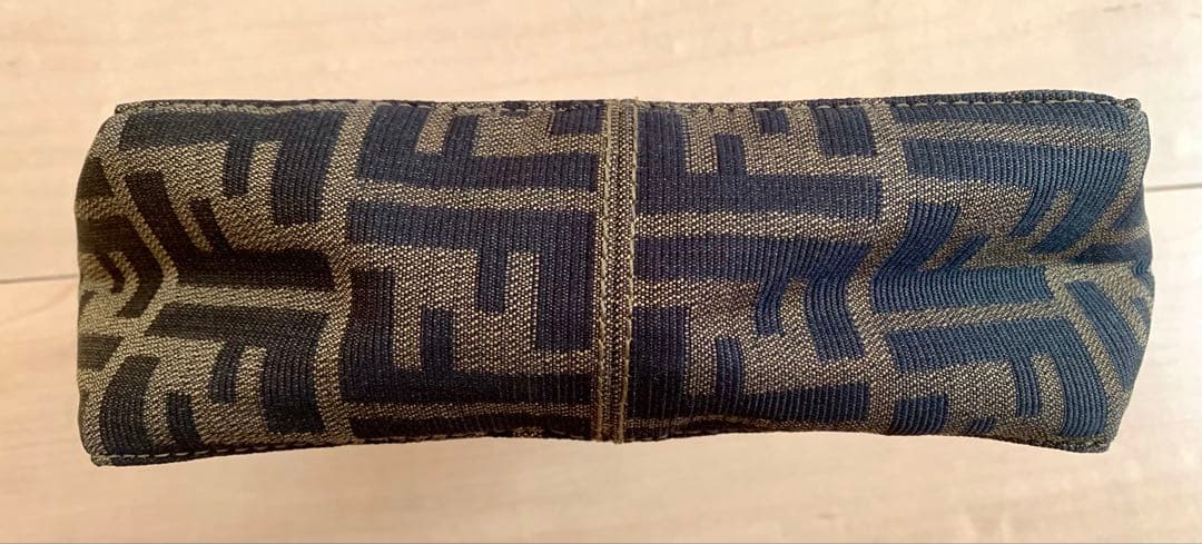 フェンディ ズッカ柄ミニハンド ポーチ