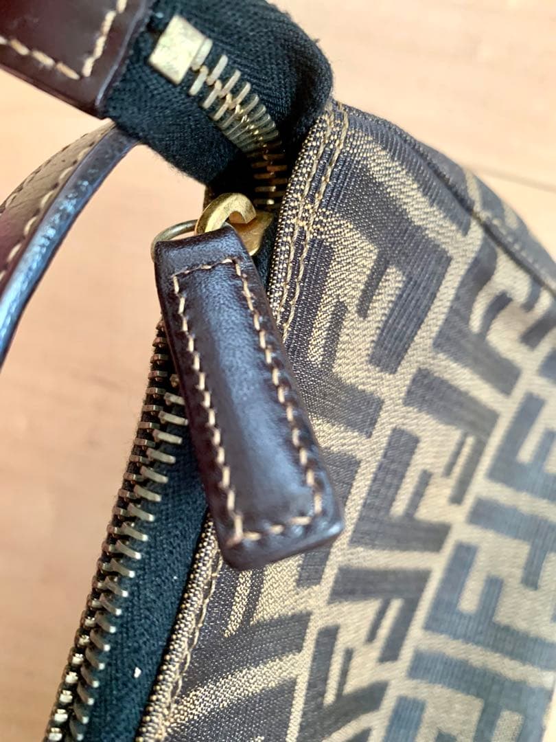 フェンディ ズッカ柄ミニハンド ポーチ