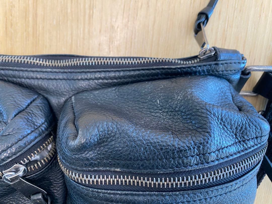 DOLCE&GABBANA ブラック レザーボディバッグ