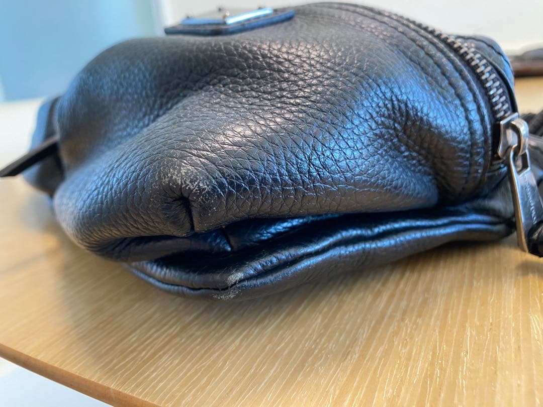 DOLCE&GABBANA ブラック レザーボディバッグ