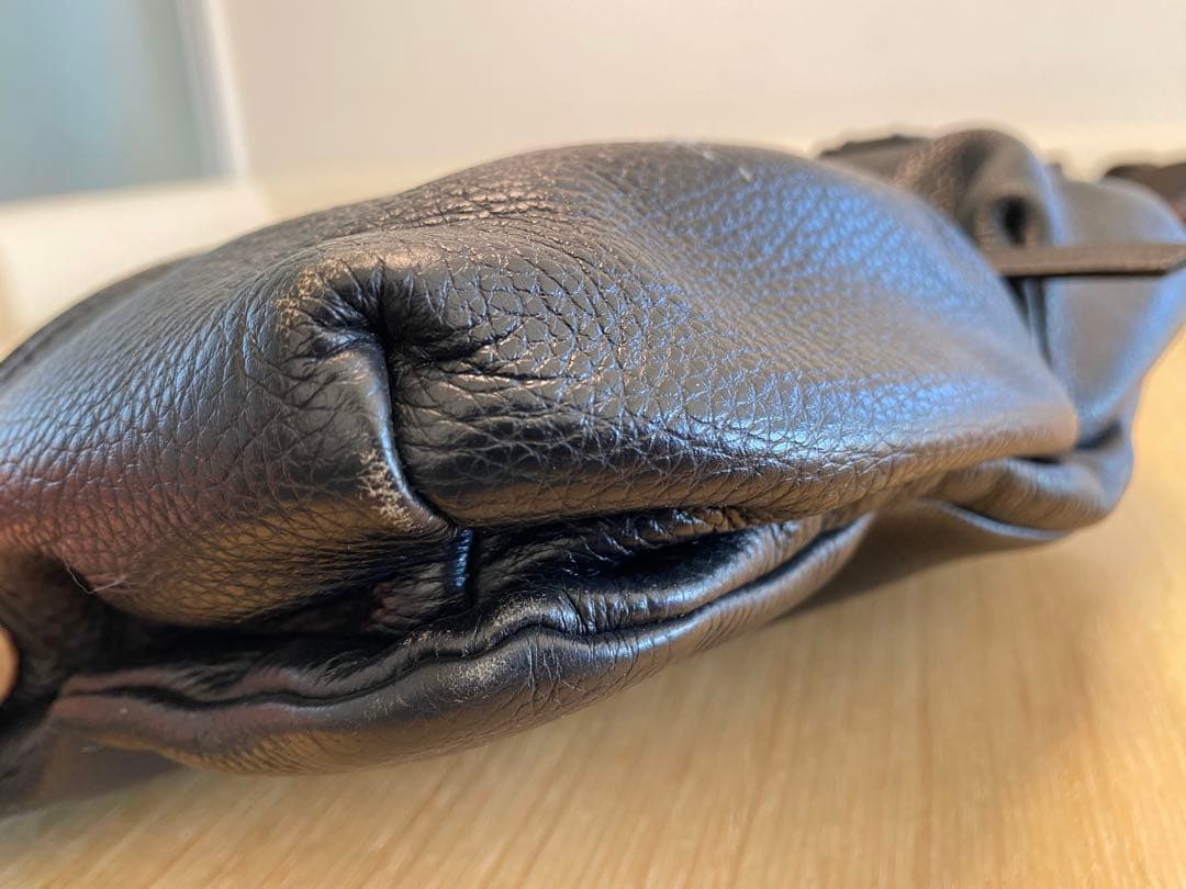 DOLCE&GABBANA ブラック レザーボディバッグ