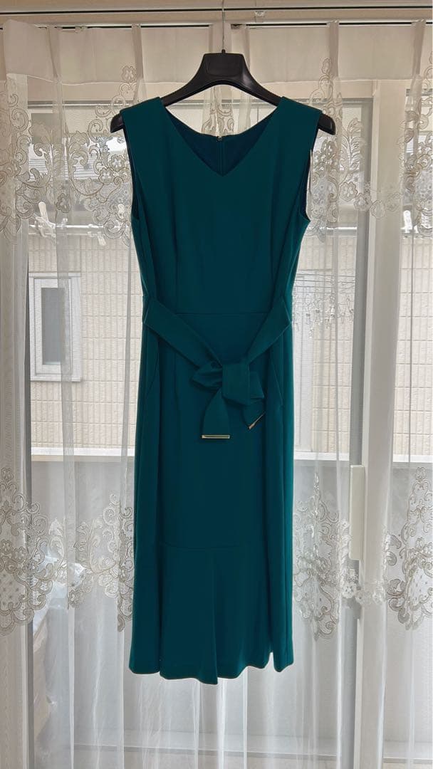 ターコイズ ノースリーブ ひざ丈ワンピース（タグ付き）