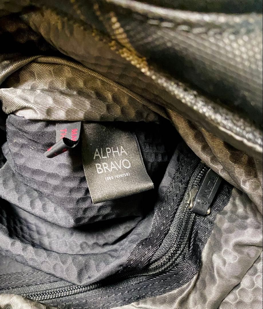 トゥミ TUMI ALPHA BRAVO ショルダーバッグ 黒/カモフラ柄